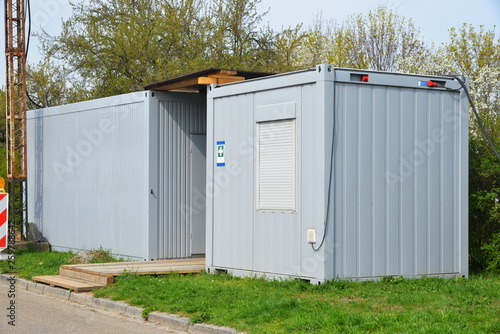 Baucontainer als provisorisches Bürogebäude für die Baustelleneinrichtung © Hermann