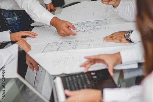Manos planos arquitectura ingeniería escritorio