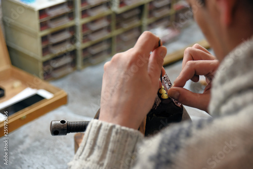 Photos Craftsman working damascene