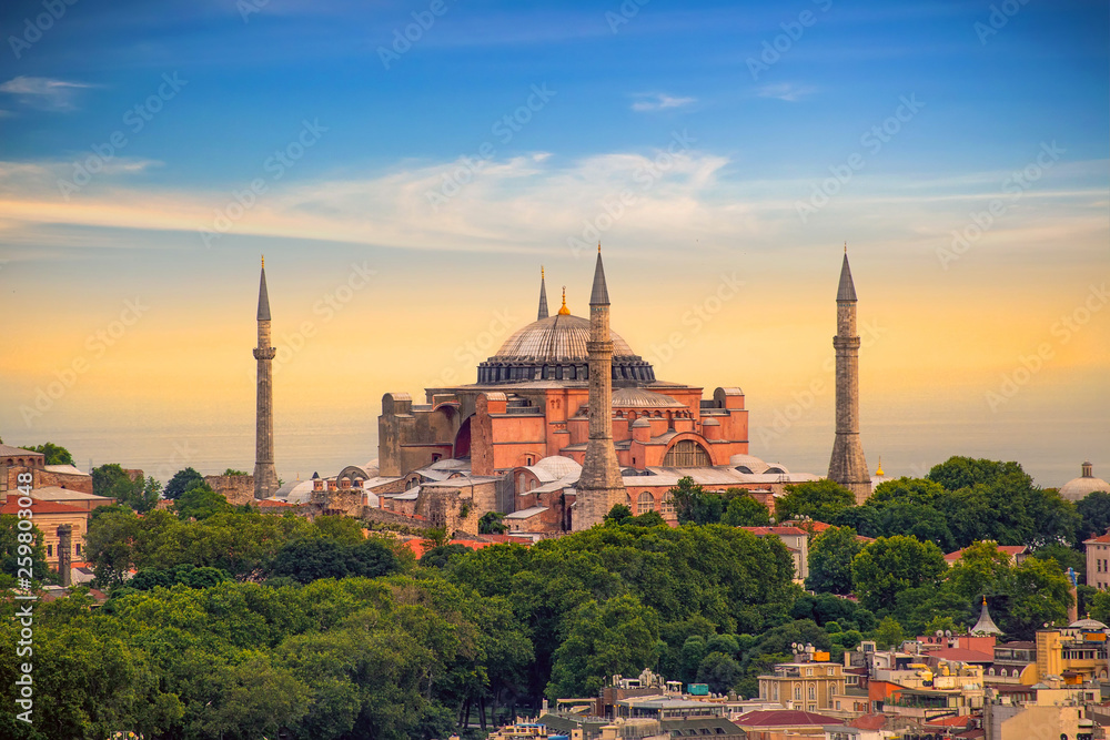 Fototapeta premium Hagia Sophia (Ayasofya) w Stambule w Turcji nakręcony o zachodzie słońca
