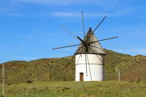 Windmühle an der Küste in Andalusien, Spanien