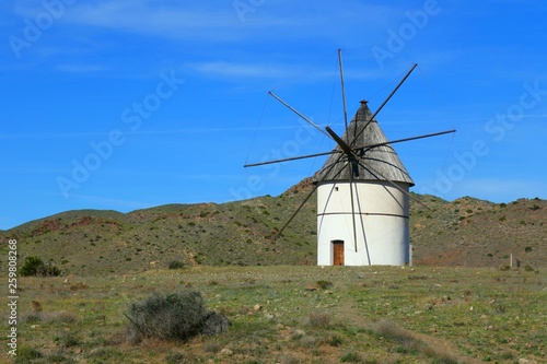 Windmühle an der Küste in Andalusien, Spanien