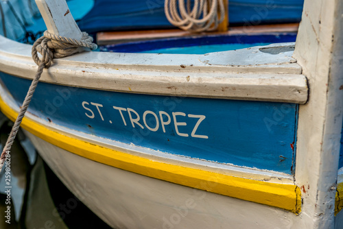 Stara łódź w porcie w Saint Tropez