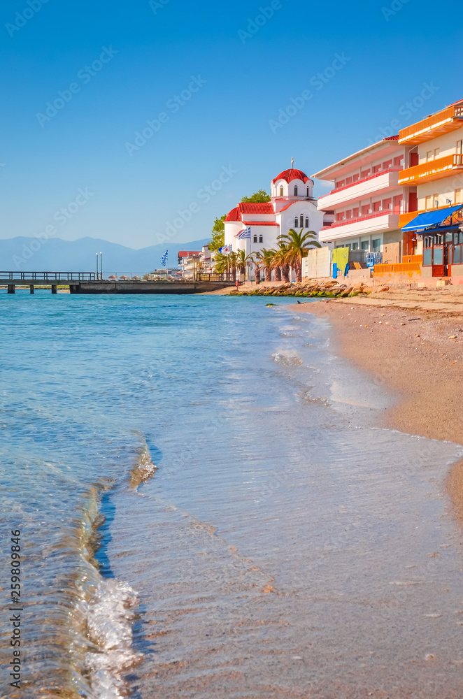 Obraz premium Piękna plaża i kościół Paralia Katerini, Grecja