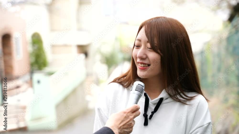 インタビュー・女性・春・桜・カジュアル インタビュー・女性・春・桜・カジュアル