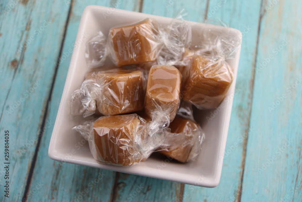 Caramels dans un bol Caramels dans un bol