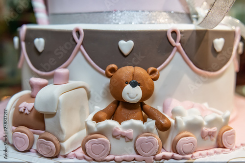 Cuadro en lienzo Decoration of happy baby bear cake