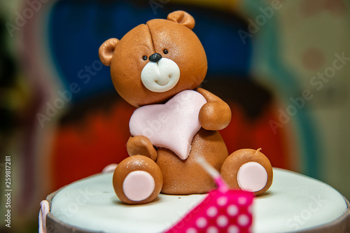 Cuadro en lienzo Decoration of happy baby bear cake
