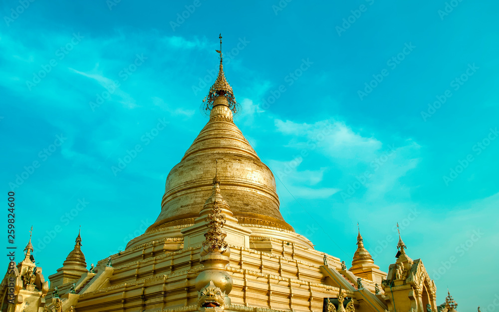 Fototapeta premium Shwezigon Pagoda pagoda in Bagan, Myanmar in the morning 