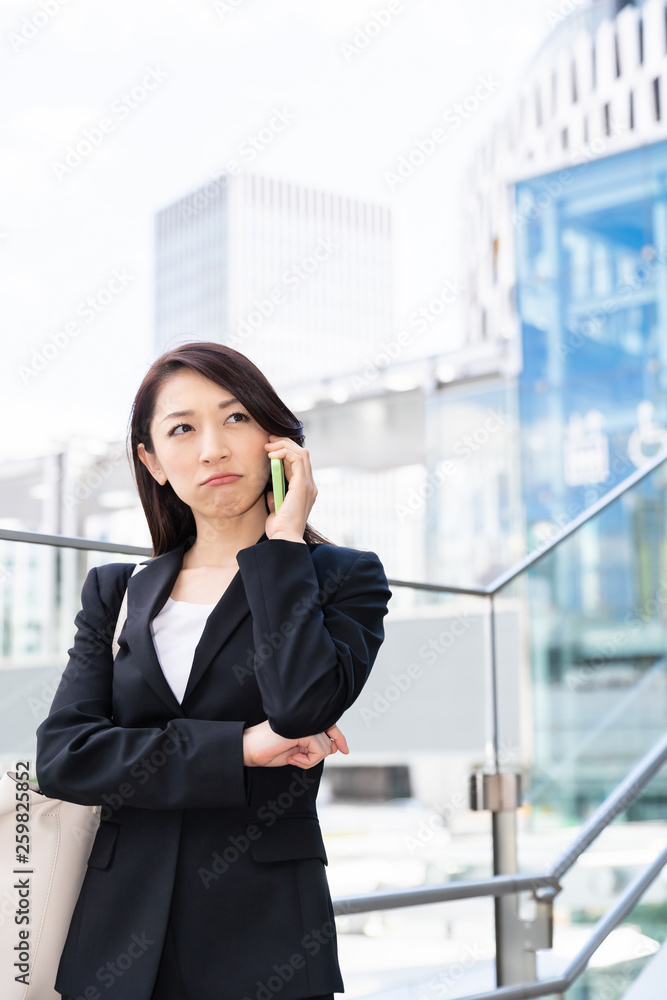 ビジネスウーマン　電話　トラブル