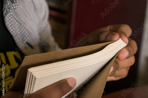 manos sosteniendo un cuaderno