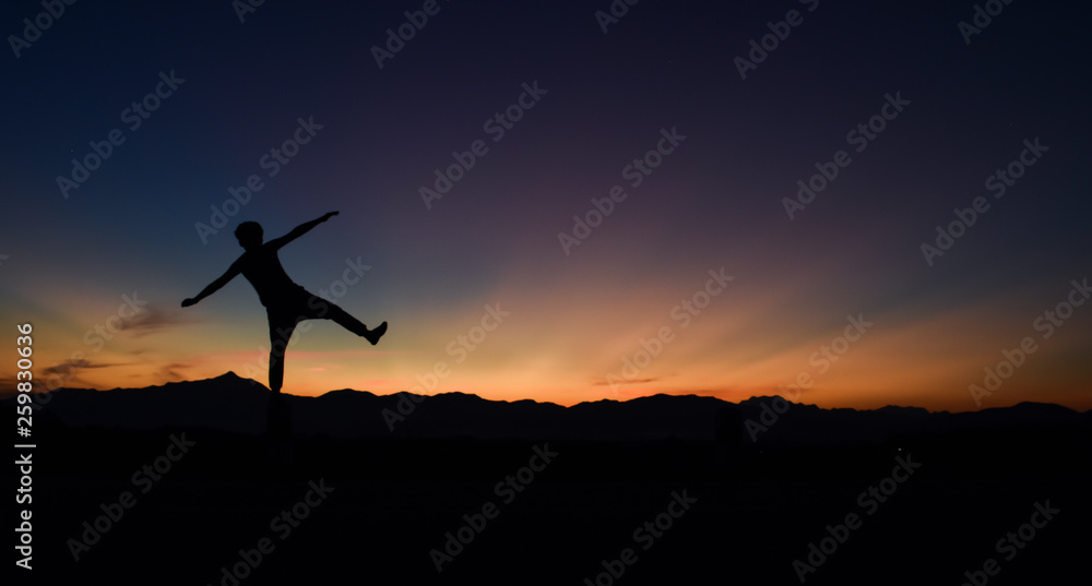 Obraz premium Silhouette of man doing walking at sunset, Concept lifestyle freedom vacation travel.