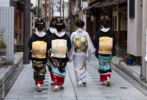 Tableau sur toile Traditional geisha and maiko out and about walking in Gion Kyoto Japan