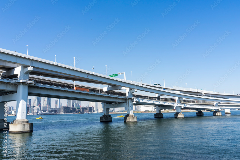 東京湾の風景　レインボーブリッジへ続く橋脚