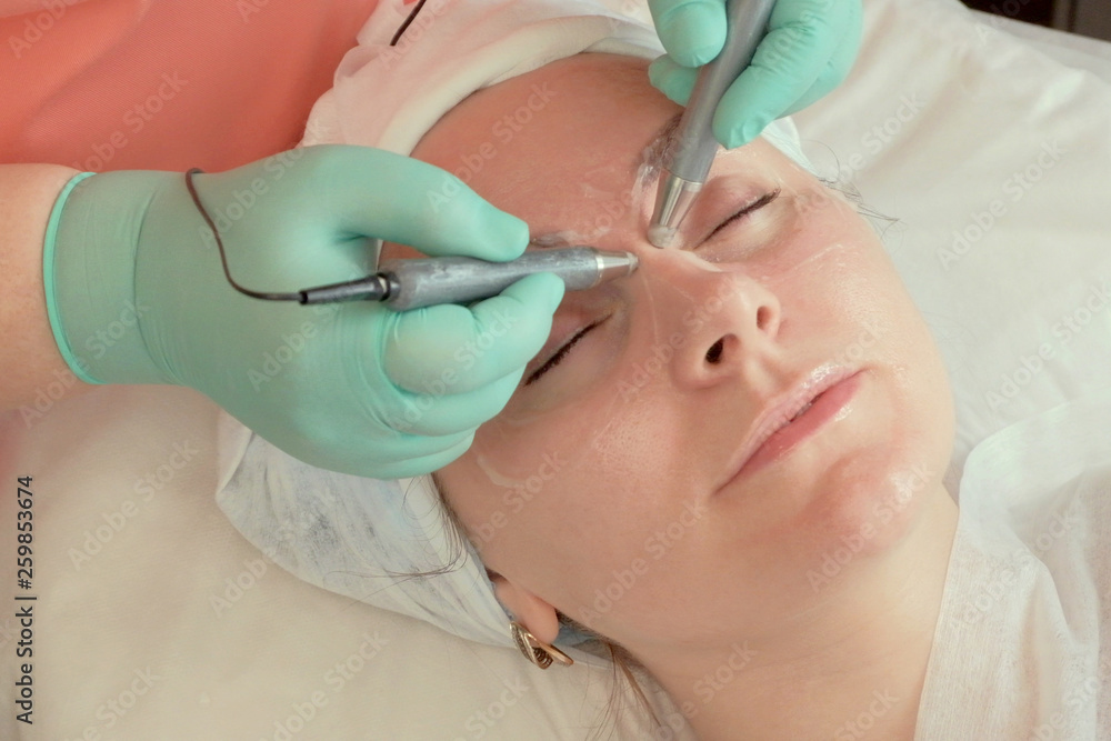 Microcurrent stimulation of the skin around the eyes. Moisturizer removes dark circles under the eyes. Beauty treatments in the beauty salon Microcurrent stimulation of the skin around the eyes. Moisturizer removes dark circles under the eyes. Beauty treatments in the beauty salon