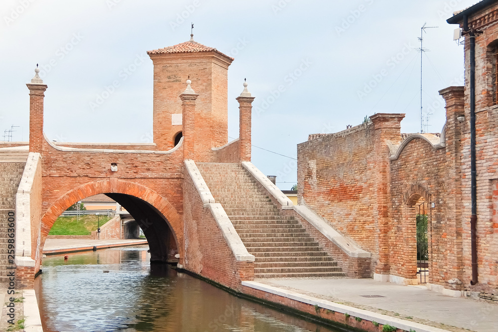 Obraz premium Comacchio, Italy. View of the historic bridge Trepponti.