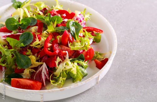Mixed salad with tomato and pepper