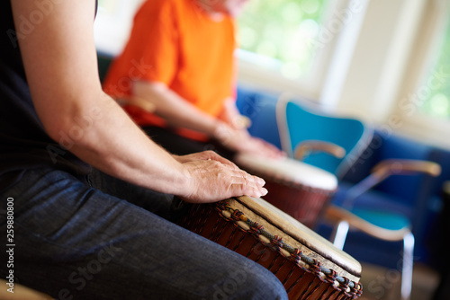 Bild auf Leinwand Zwei Menschen trommeln auf einer Djembe