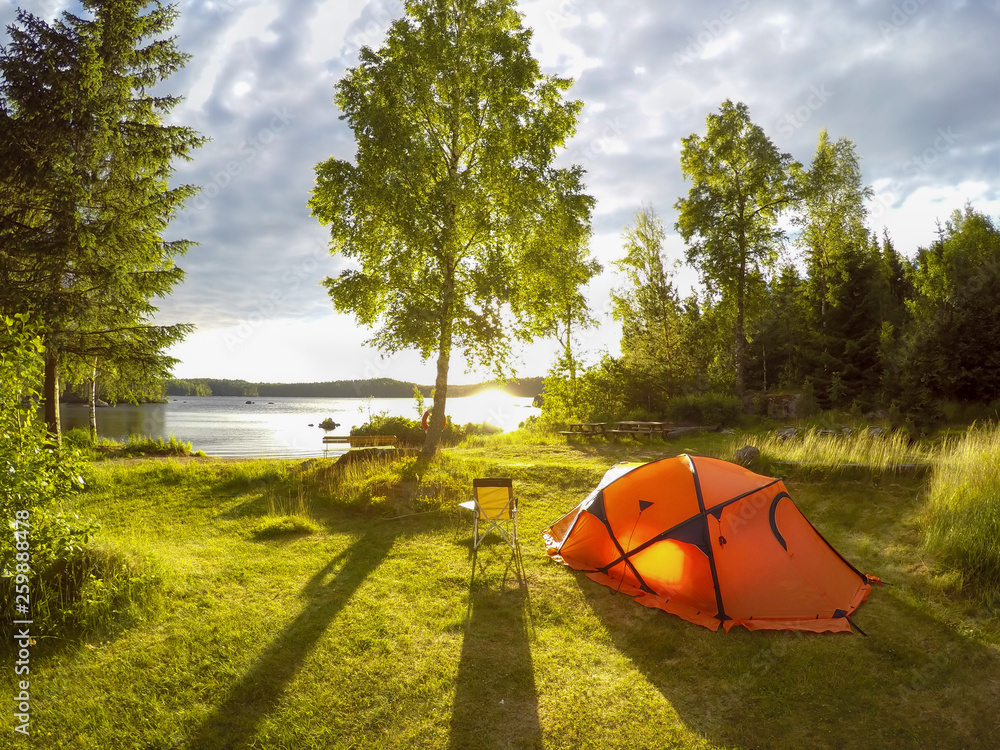 camping am See, oranges Zelt an einem See Stock Photo | Adobe Stock