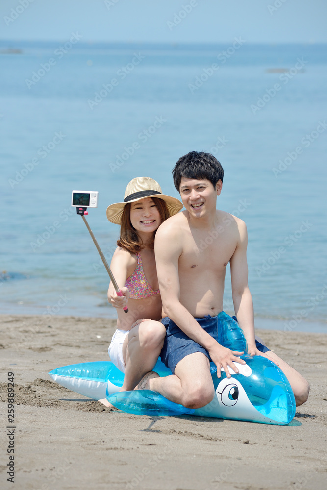 ビーチで自撮りする若いカップル Stock Photo Adobe Stock ビーチで自撮りする若いカップル Stock Photo Adobe Stock