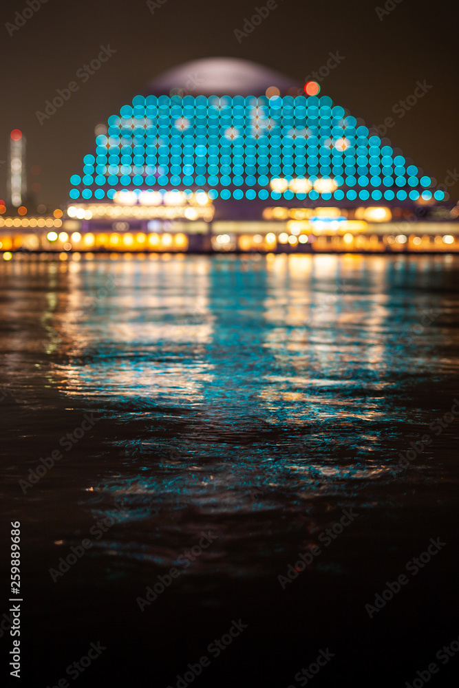 Fototapeta premium ミニチュア風に撮影した青く輝く海