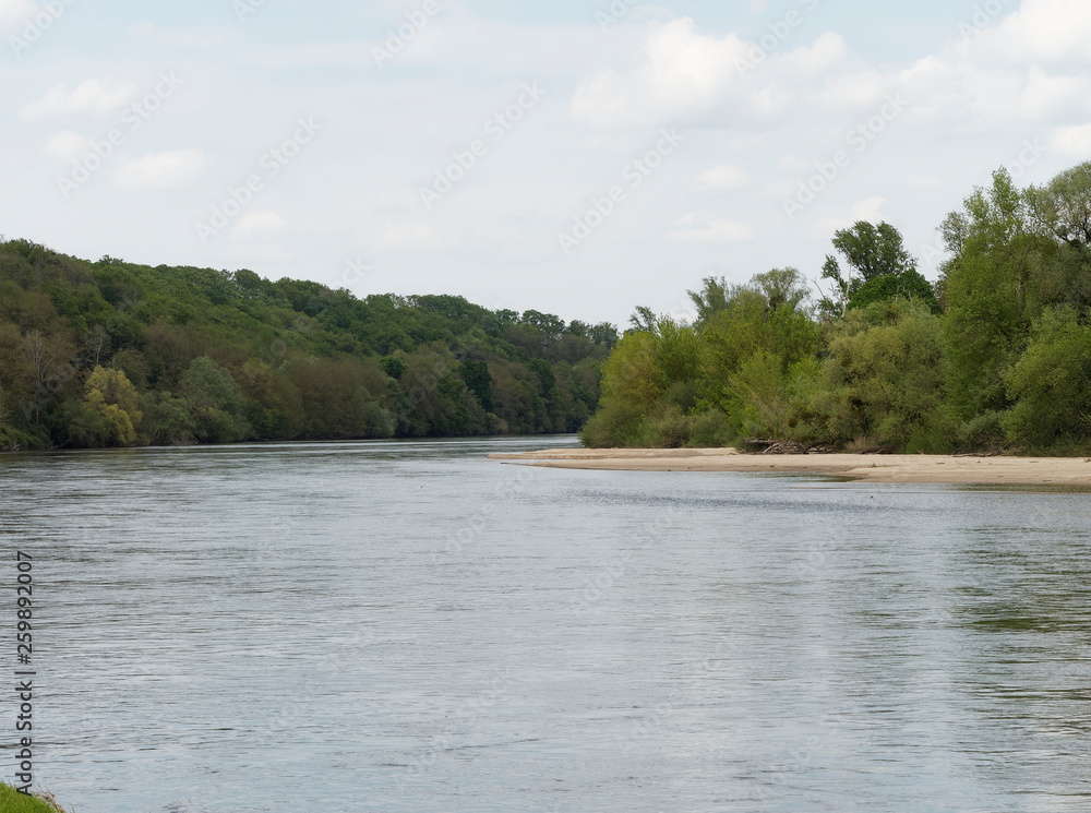 Le cours de l'Allier à Apremont-sur-Allier dans le Cher. Nature et détente Le cours de l'Allier à Apremont-sur-Allier dans le Cher. Nature et détente