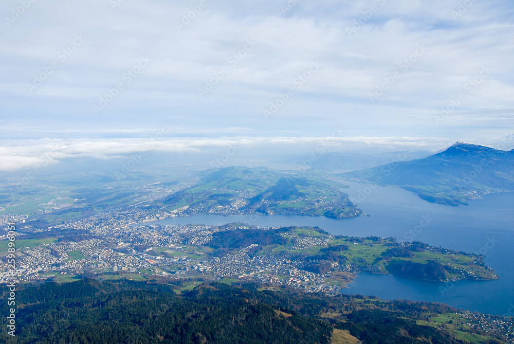 秋のピラトゥス山の山頂から見た風景　ルツェルンの街とルツェルン湖（スイス・オプヴァルデン準州、ニトヴァルデン準州、ルツェルン州）