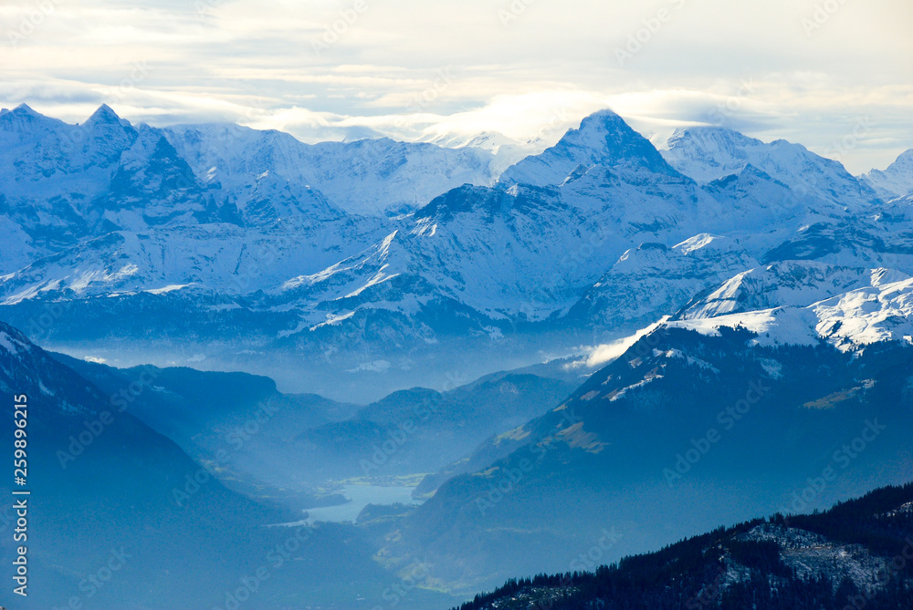 Naklejka Krajobraz widziany ze szczytu góry Pilatus jesienią Berneński Oberland widok z góry i jezioro Luggern (Szwajcaria Berno, Terytoria Obwalden, Terytoria Nidwalden, Lucerna)