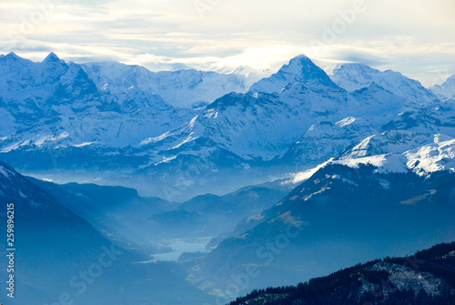 秋のピラトゥス山の山頂から見た風景 ベルナーオーバーラントの山々の遠望とルンゲルン湖（スイス・ベルン州、オプヴァルデン準州、ニトヴァルデン準州、ルツェルン州）