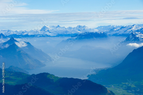 秋のピラトゥス山の山頂から見た風景 ルツェルン湖（スイス・オプヴァルデン準州、ニトヴァルデン準州、ルツェルン州）
