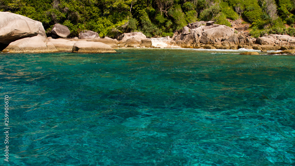Fototapeta premium Bay with clear water and rocks in the background