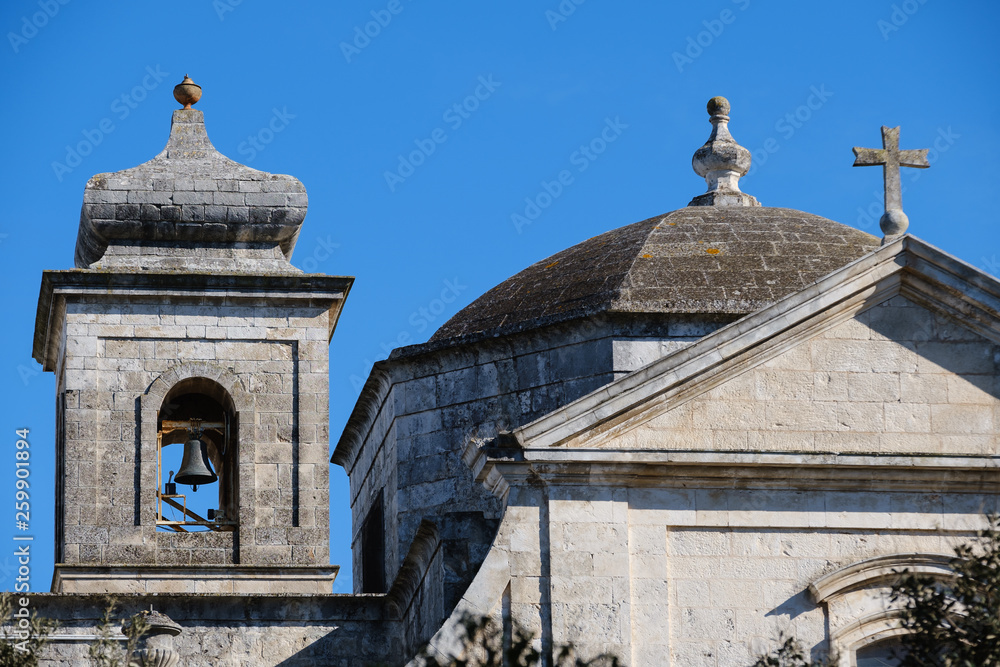 Kirchturm mit Glocke in Ostuni, Italien,Mittelmeer