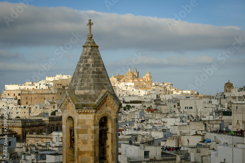 Stadtansicht von Ostuni, Italien, mit Kirchturm