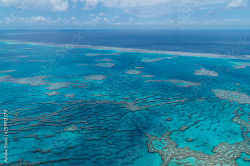 Rundflug   ber das Great Barrier Reef mit tollen Eindr  cken des Riffs aus der Luft