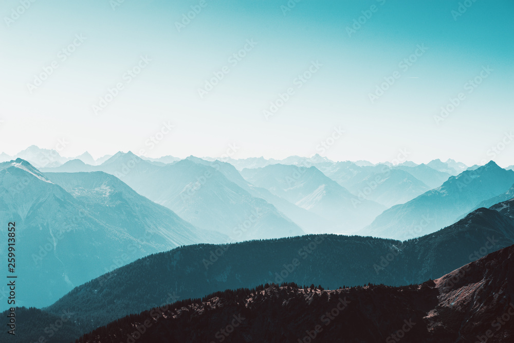 Fototapeta premium Berglandschaft im frühmorgenlichen Nebel