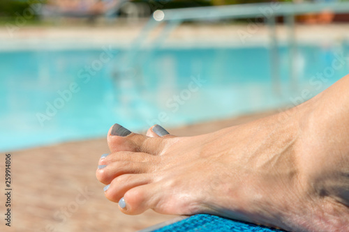 Принти на полотні girls legs by pool