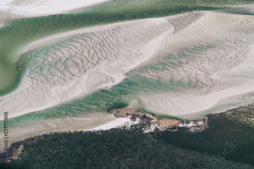 Whitsunday Islands und Whitehaven Beach aus der Luft fotografiert photo