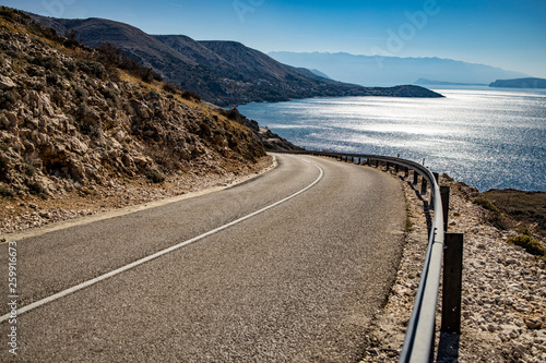 Straße, direkt an der Küste mit Blick auf Meer © Norbert
