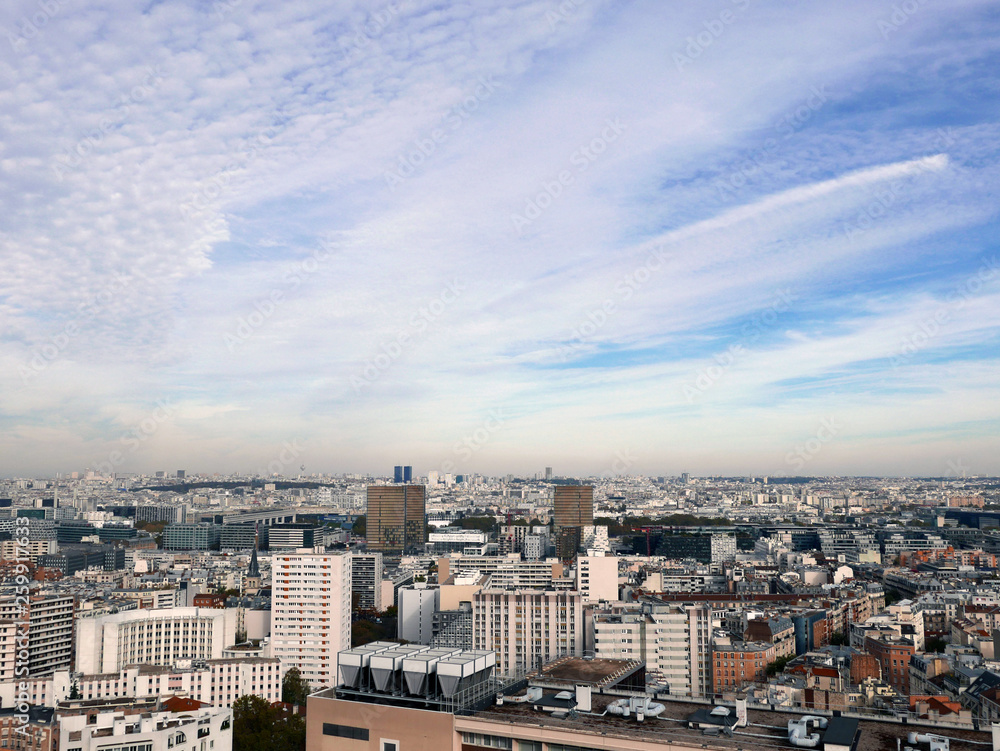 vista aerea di un quartiere di parigi molto affollato di tetti