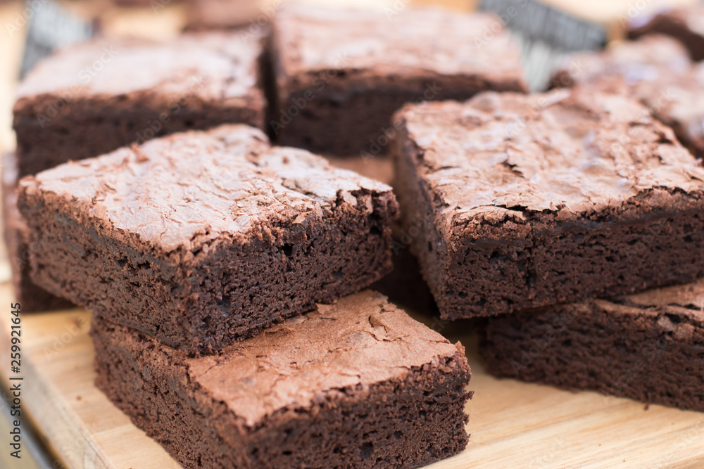Brownies presentados en cuadrados perfectos e irresistibles Brownies presentados en cuadrados perfectos e irresistibles
