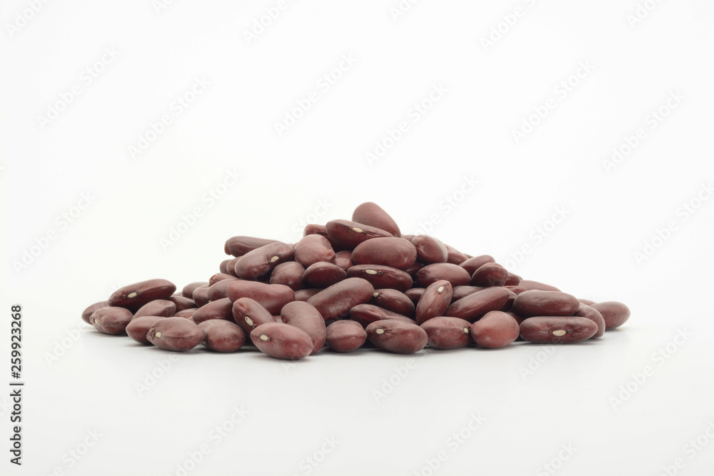 Alubia morada larga sobre fondo blanco Alubia morada larga sobre fondo blanco