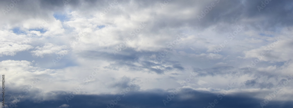 Banner und Hintergrund - Regenwolken vor blauen Himmel Banner und Hintergrund - Regenwolken vor blauen Himmel