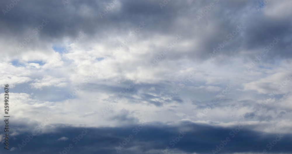 Dunkle Regenwolken vor blauen Himmel