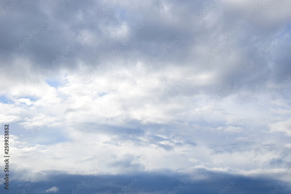 Gewitterwolken am grauen Himmel