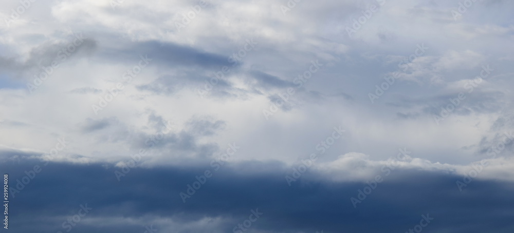 Gewitterwolken am Himmel - Banner und Hintergrund