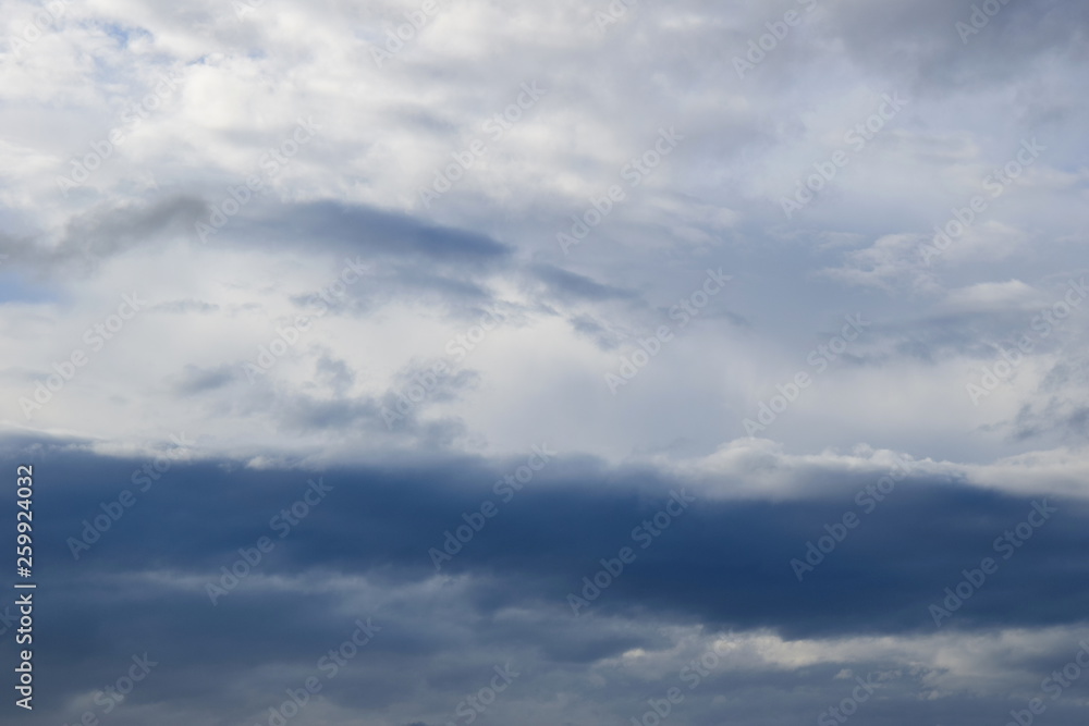 Dramatische Wolken am Himmel nach einer Regennacht