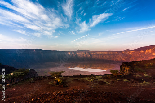 Foto A stunning view of the Al Wahbah crater on a sunny day, Saudi Arabia