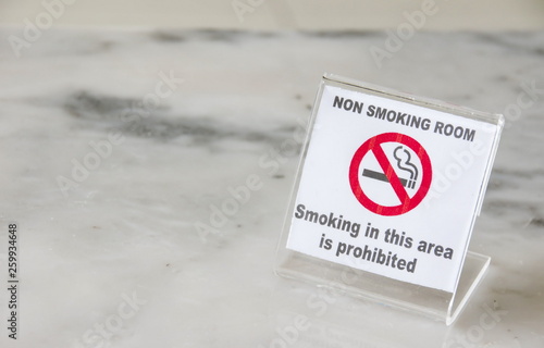 Obraz na płótnie No smoking sign on marble table in hotel room. w salonie