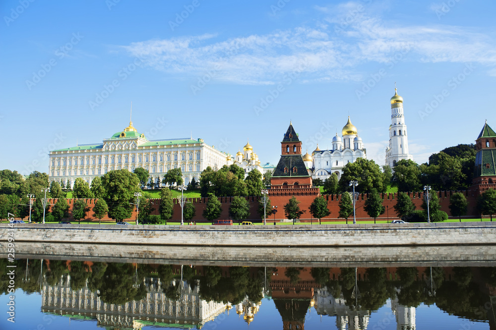 Naklejka premium Moscow Kremlin. Wiev of the Kremlin Embankment and Moskva River