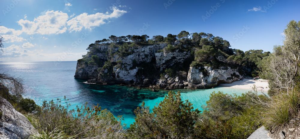 playa de Macarelleta en Menorca con su mar y cielo azul